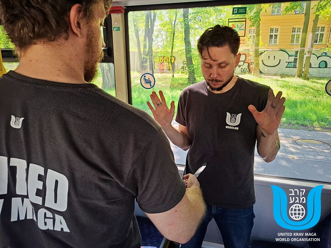 Ćwiczenie obrony przed zagrożeniem nożem w autobusie