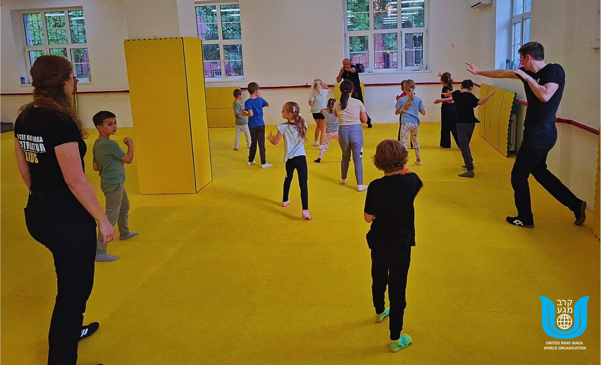 Trening grupy dziecięcej z instruktorami