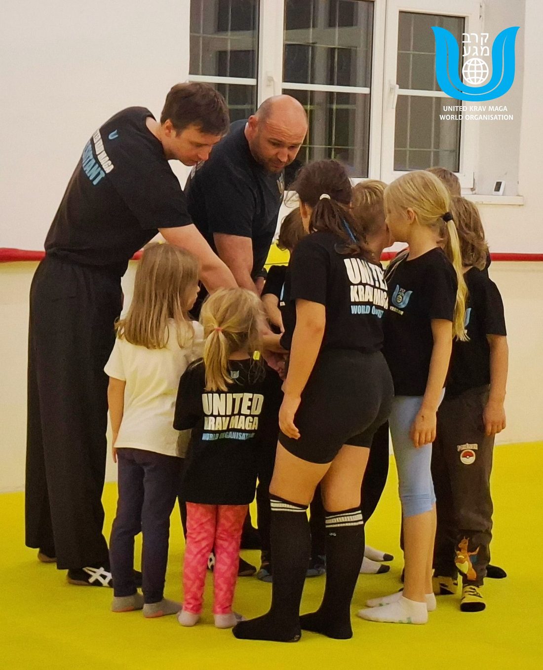 Instruktor prowadzi trening grupy dziecięcej