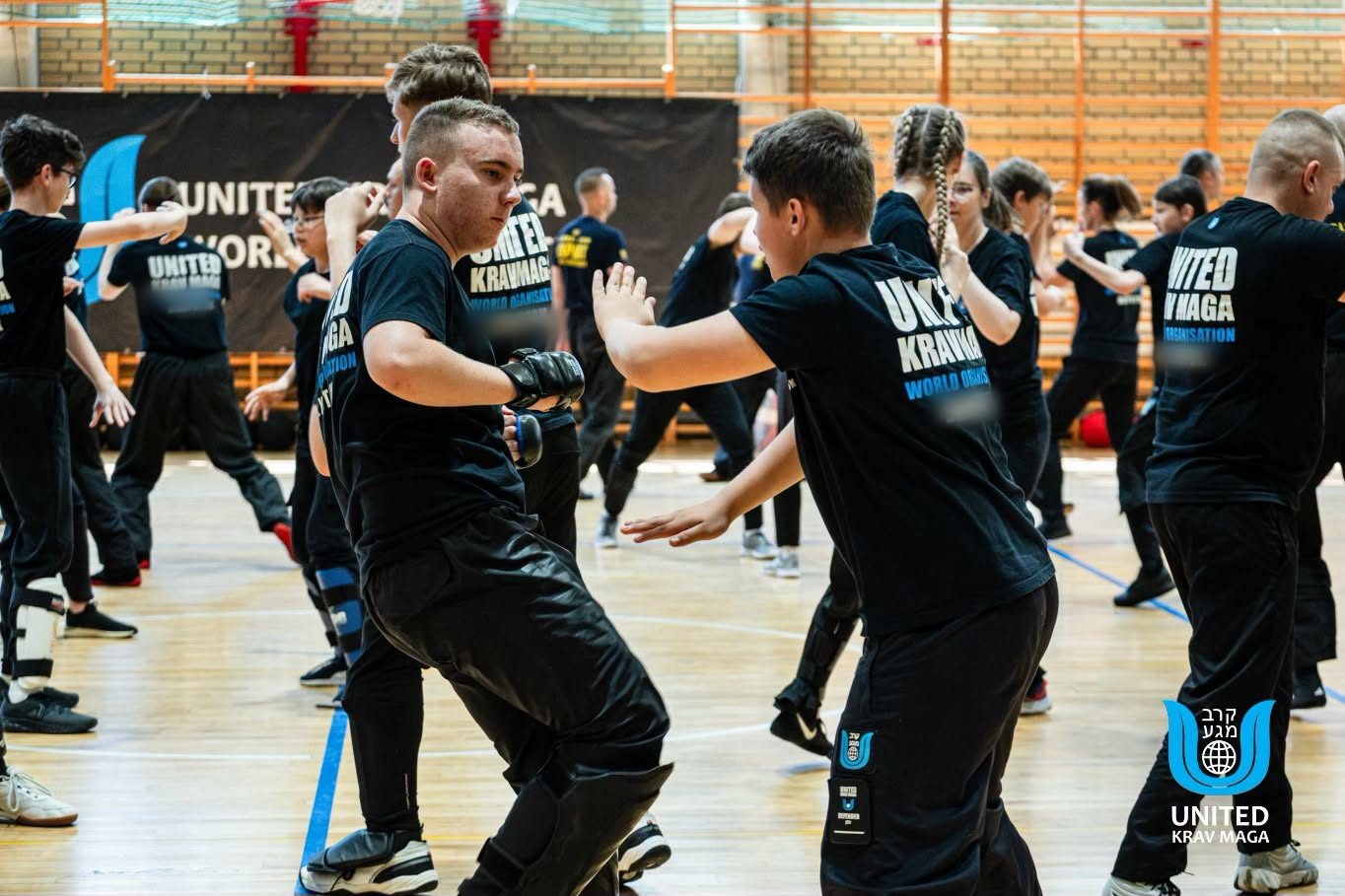 Młodzież trenuje na hali sportowej